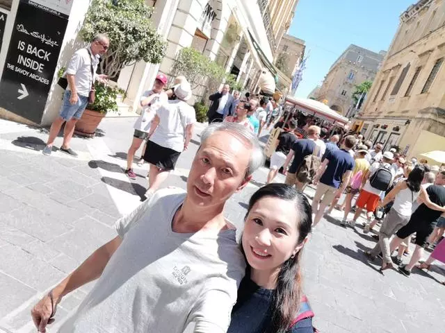 TVB一對老戲骨黃昏戀完婚後,去歐洲浪漫度蜜月!【相當的甜蜜啊】~