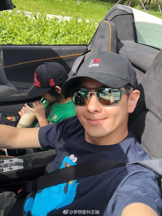 林志穎老婆素顏穿睡袍接娃放學,被kimi指責:你怎麼穿成這樣!