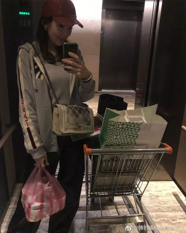 林志穎老婆素顏穿睡袍接娃放學,被kimi指責:你怎麼穿成這樣!