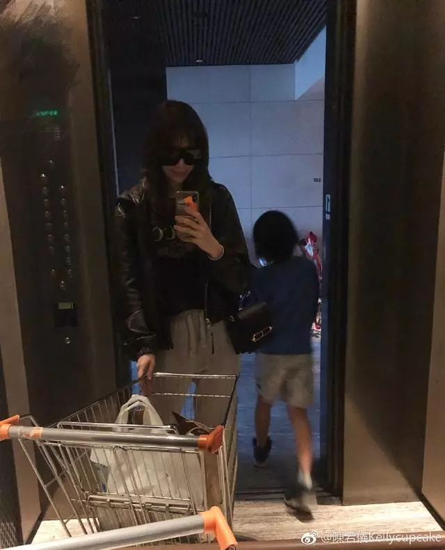 林志穎老婆素顏穿睡袍接娃放學,被kimi指責:你怎麼穿成這樣!