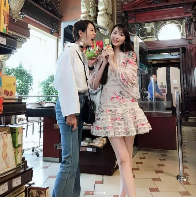 吳佩慈逛豪華超市不忘曬腿賣萌,網友:老了好多!
