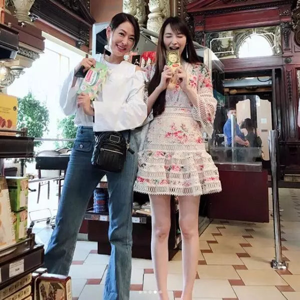 吳佩慈逛豪華超市不忘曬腿賣萌,網友:老了好多!