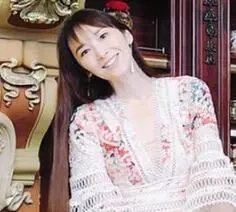 吳佩慈逛豪華超市不忘曬腿賣萌,網友:老了好多!