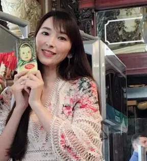 吳佩慈逛豪華超市不忘曬腿賣萌,網友:老了好多!