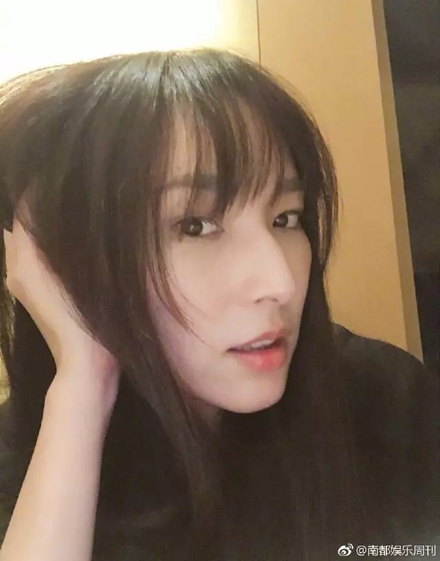 吳佩慈逛豪華超市不忘曬腿賣萌,網友:老了好多!