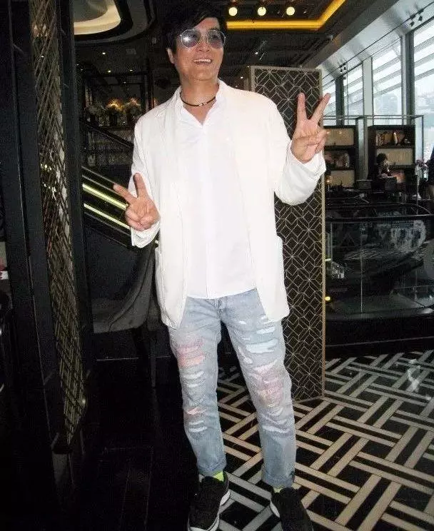 昔日亞視一哥罕見出席活動,現年57歲明顯發福脹爆!