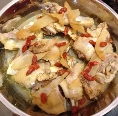 紹興酒當歸藥材蒸雞,食譜很簡單.......