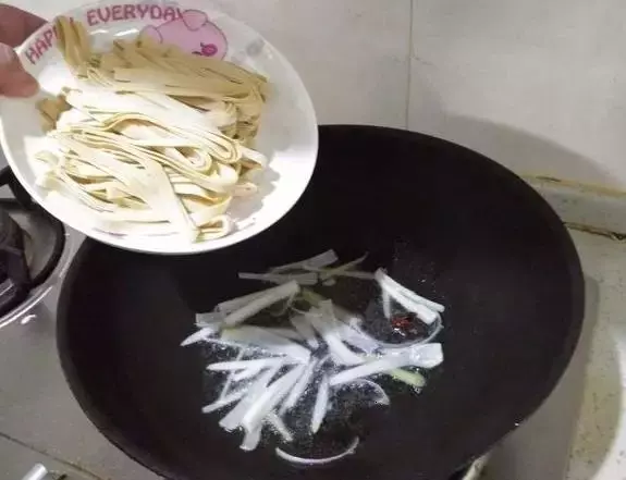 這三種菜一起炒,簡直好吃到沒話說,非常鮮,還軟化血管保護心髒!