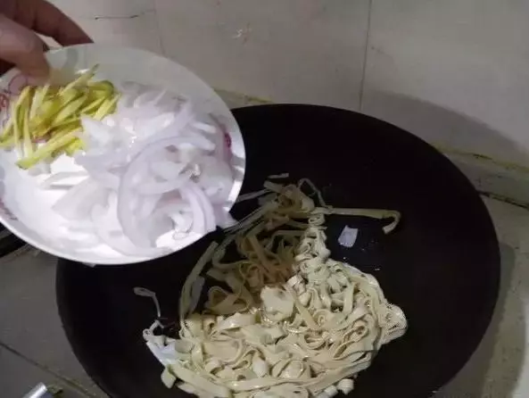 這三種菜一起炒,簡直好吃到沒話說,非常鮮,還軟化血管保護心髒!