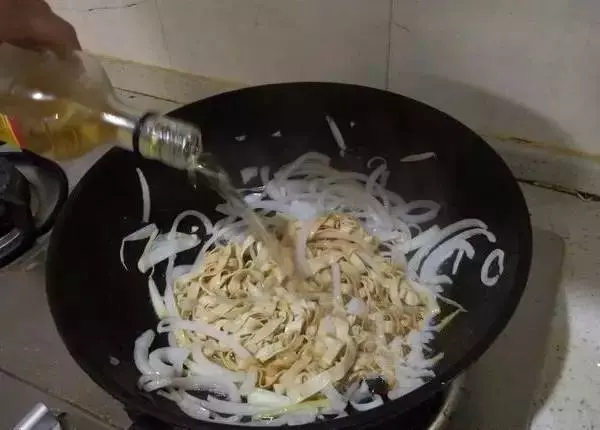 這三種菜一起炒,簡直好吃到沒話說,非常鮮,還軟化血管保護心髒!