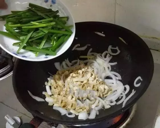 這三種菜一起炒,簡直好吃到沒話說,非常鮮,還軟化血管保護心髒!