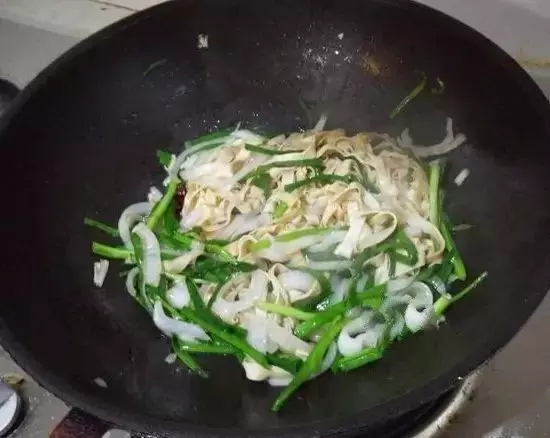 這三種菜一起炒,簡直好吃到沒話說,非常鮮,還軟化血管保護心髒!