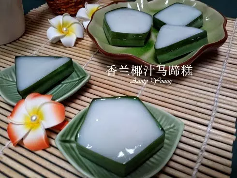 很久以前就想做這個好吃又可愛的糕點 ~ 香蘭椰汁馬蹄糕 ( Kuih Tako )
