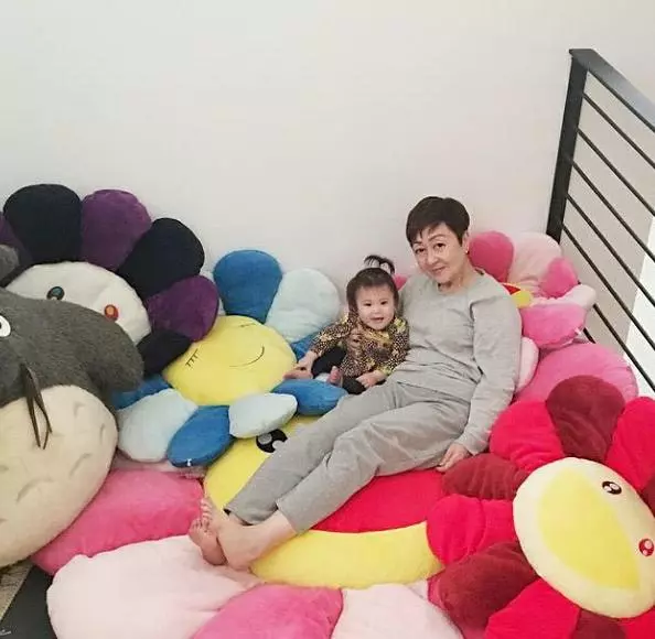 陳冠希媽媽年輕舊照流出,網友:完全不輸謝霆鋒媽媽狄波拉!
