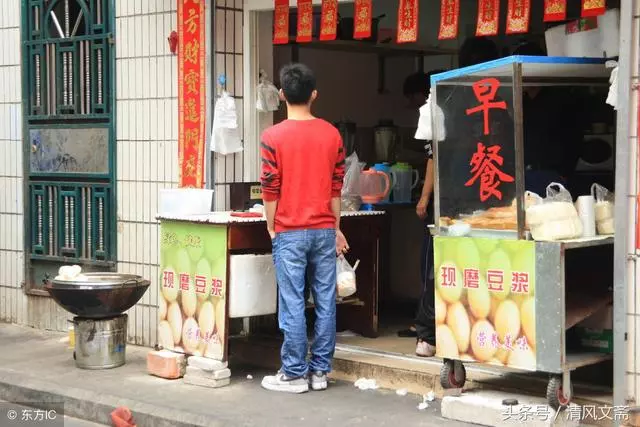 農村小伙在餐館撿到錢包,堅持在店內等失主,2小時後等來了驚喜