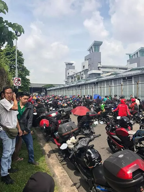 【馬來西亞】疑兀蘭關卡系統故障?新柔長堤大塞車!騎士被困逾一小時!