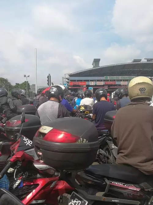 【馬來西亞】疑兀蘭關卡系統故障?新柔長堤大塞車!騎士被困逾一小時!