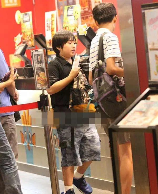 14歲小小彬被爸爸當搖錢樹來還房貸養全家!如今近照曝光,手腳潰爛令人心疼!