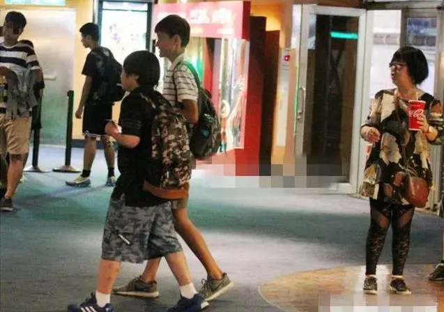 14歲小小彬被爸爸當搖錢樹來還房貸養全家!如今近照曝光,手腳潰爛令人心疼!