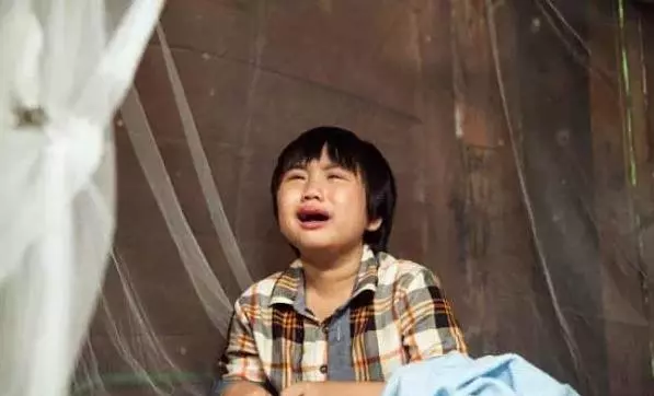 14歲小小彬被爸爸當搖錢樹來還房貸養全家!如今近照曝光,手腳潰爛令人心疼!