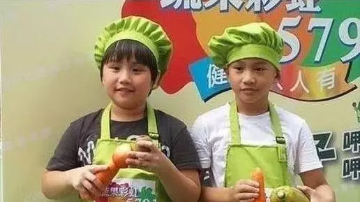 14歲小小彬被爸爸當搖錢樹來還房貸養全家!如今近照曝光,手腳潰爛令人心疼!