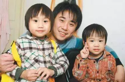 14歲小小彬被爸爸當搖錢樹來還房貸養全家!如今近照曝光,手腳潰爛令人心疼!