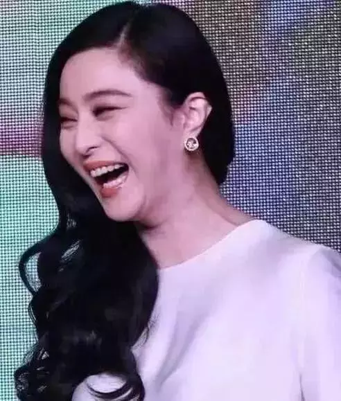這些女星一大笑就破功,形象盡毀,只有她最美