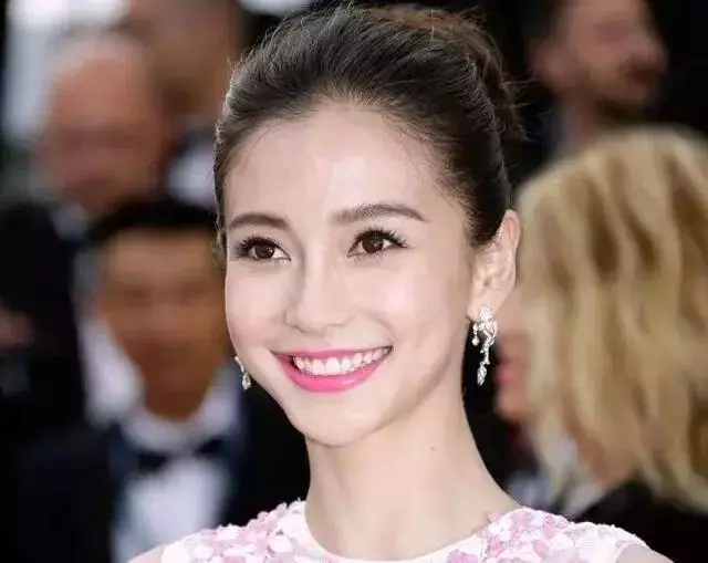 這些女星一大笑就破功,形象盡毀,只有她最美