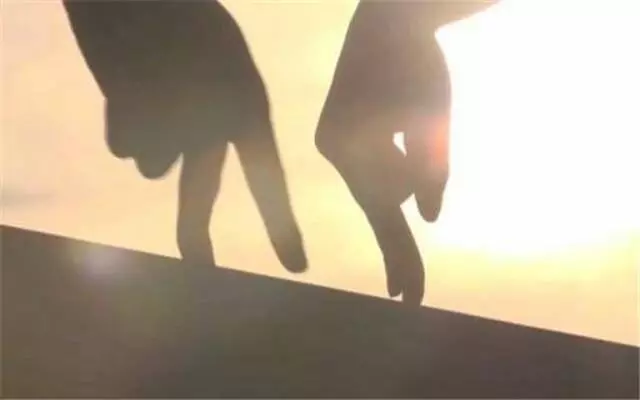 媳婦懷孕後讓我媽來照顧,沒想到偶然回家看到這一幕,我愣住了