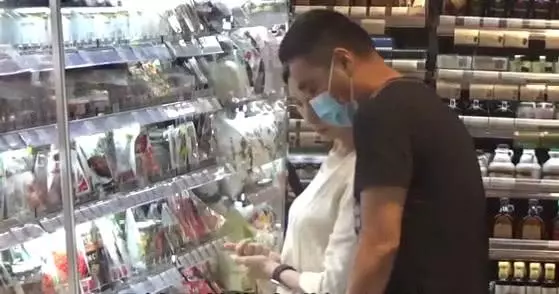 劉青雲放假不是和老婆去逛街買名牌,而是每天去超市買菜做飯!