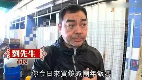 劉青雲放假不是和老婆去逛街買名牌,而是每天去超市買菜做飯!