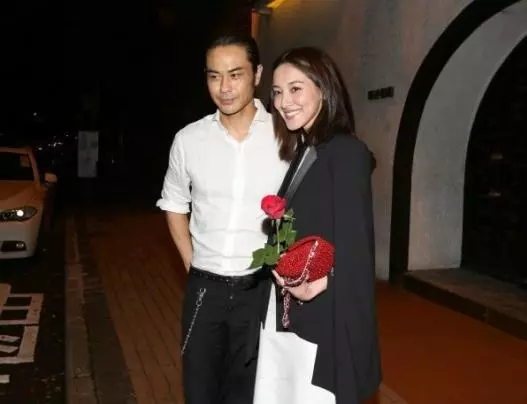 49歲鄭嘉穎和小22歲女友被曝下月結婚,計劃婚後趕工生寶寶,祝福!
