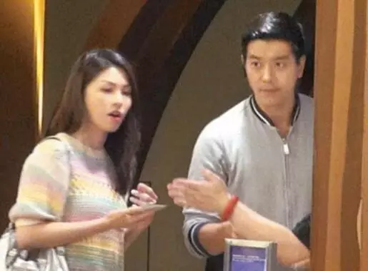 TVB力捧小生演最新港劇被贊有進步,和5億富家女結婚生子好幸福!