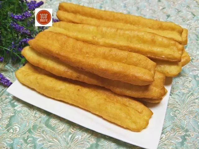 3分鐘教你炸油條,簡單好學,在家輕輕鬆鬆吃早餐