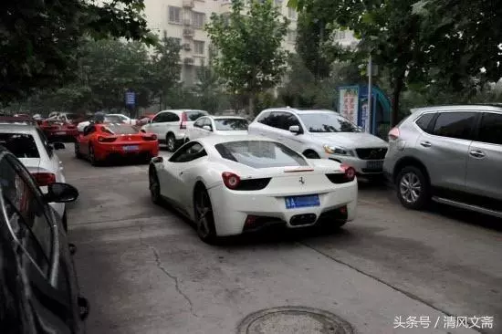 豪車蹭倒女大學生,司機卻索要5萬賠償,女孩報警才知司機在救她