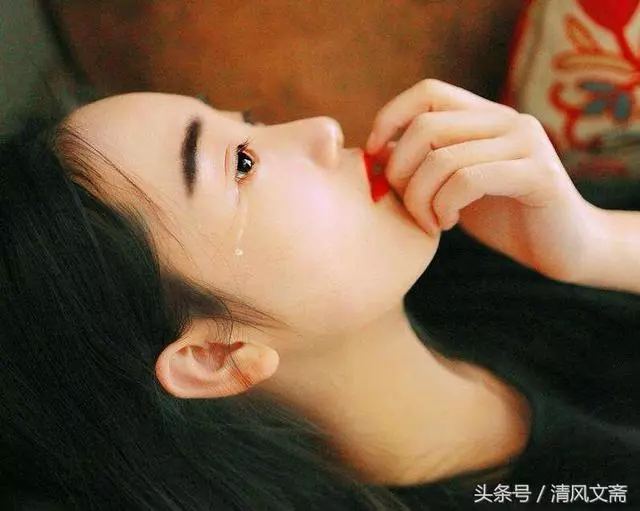 豪車蹭倒女大學生,司機卻索要5萬賠償,女孩報警才知司機在救她