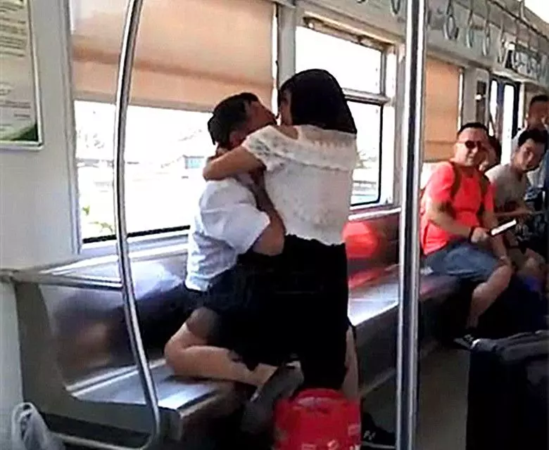 【真實版《屍速列車》!】女子火車上狂咬人!跪地舔血還脫光衣服!