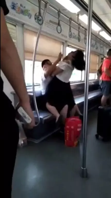 【真實版《屍速列車》!】女子火車上狂咬人!跪地舔血還脫光衣服!