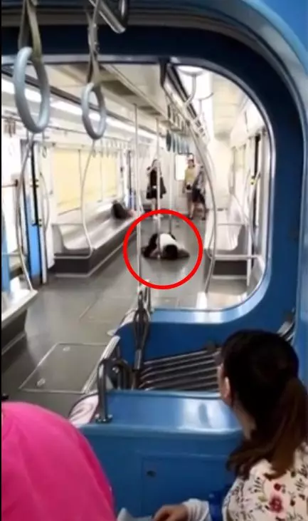 【真實版《屍速列車》!】女子火車上狂咬人!跪地舔血還脫光衣服!