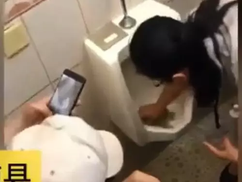[ 中國 ] 為證明廁所洗乾淨 員工吃尿兜炒麻糬