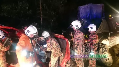 貨卡 羅厘停緊急車道被撞 2人輕重傷
