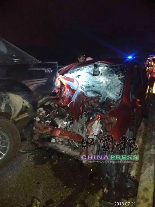 貨卡 羅厘停緊急車道被撞 2人輕重傷