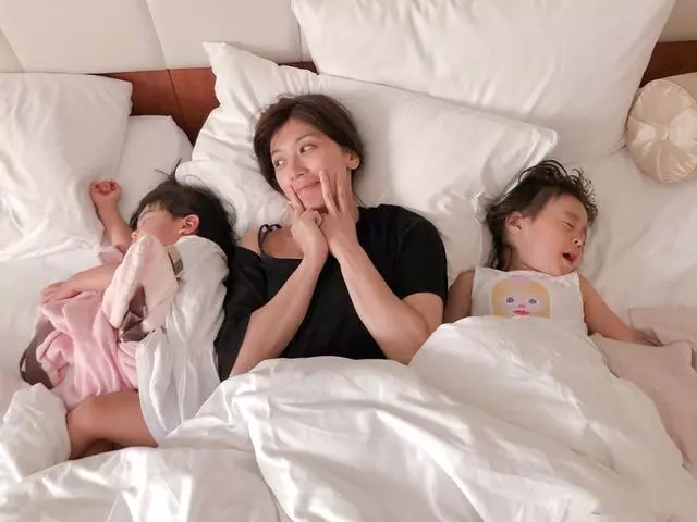 賈靜雯一家國外度假,咘咘實力護妹,Bo妞長高變瘦,也有大長腿!