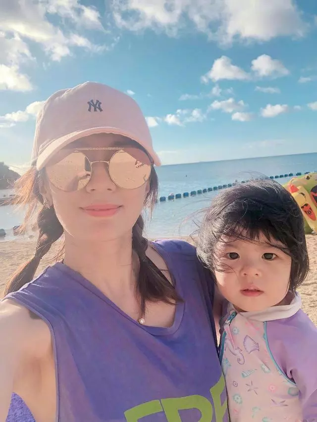 賈靜雯一家國外度假,咘咘實力護妹,Bo妞長高變瘦,也有大長腿!