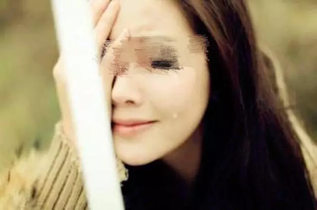 嫂子經常來家拿走東西,她離開時忘了拿包,妻子打開後紅了眼眶