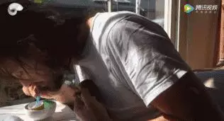 你陪我一程,我念你一生!4年前大叔救了一隻松鼠,卻被它賴了一輩子