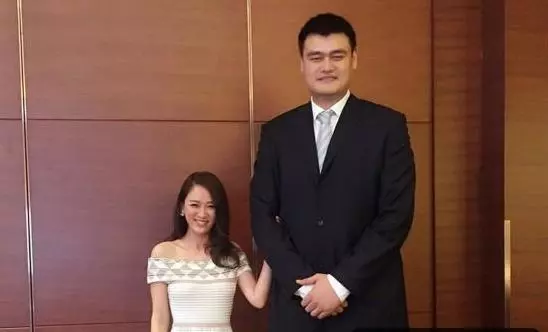 沒事別和姚明合影!陳喬恩尷尬,楊冪章子怡最機智,最後一位是真服氣!