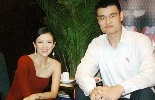 沒事別和姚明合影!陳喬恩尷尬,楊冪章子怡最機智,最後一位是真服氣!