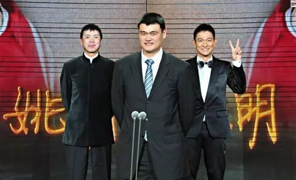 沒事別和姚明合影!陳喬恩尷尬,楊冪章子怡最機智,最後一位是真服氣!