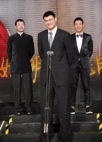 沒事別和姚明合影!陳喬恩尷尬,楊冪章子怡最機智,最後一位是真服氣!